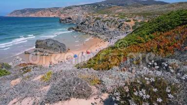 4K观景可爱的普拉亚做阿巴诺海滩在大西洋海岸线与一些游客放松。 葡萄牙卡斯卡斯